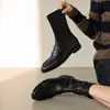 Dos estilos de botas ajustadas estilo JK inspiradas en colegios británicos para el invierno 2026: botas largas de caña alta, redondas, de piel de oveja, elásticas, con tacón bajo y grueso, para mujer