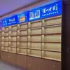Armário de exposição de luxo de madeira maciça de 4 prateleiras com espaço de armazenamento extra grande, um item essencial para casas modernas. Disponível na China continental e em outras regiões