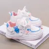 Zapatos Deportivos para Niños Zapatos para Niños Transpirables Dibujos Animados Zapatos de Tabla 2025 Primavera/Otoño Nuevos Zapatos Blancos Suela Suave Empeine de Cuero Zapatos Individuales