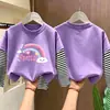 Camiseta de algodón puro para niña, estilo falso dos piezas, manga larga, nuevo estilo primavera y otoño 2026, top lindo para niñas pequeñas