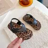 Sandálias chinelo infantis estilo coreano 2026 novo modelo de verão para meninas, sapatos de praia casuais planos com estampa de leopardo para uso externo