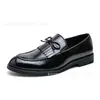Zapatos de cuero de punta estilo británico para peluquero, zapatos formales casuales tipo mocasín de talla grande con borlas, zapatos para hombre europeos y americanos