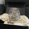 Mini Bolsa de Cordão com Bolinhas Brilhantes para Mulheres com Pingente de Pérola e Corrente de Metal, Bolsa Pequena Transversal para Looks de Ano Novo