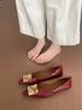 Sapatilhas Vermelhas de Salto Baixo Retrô com Fivela de Metal e Bico Fino Sapatos Femininos 2025 Primavera & Outono Novo Estilo Boca Baixa Versátil Sapatos para Roupa de Trabalho