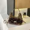 Bolso de mano de felpa versátil de gran capacidad, nuevo para el otoño de 2026, bolso de hombro y bolso cruzado de moda estilo coreano