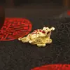 Rana Dorada de Tres Patas Diamante Rojo Latón Vintage Hueco Pedrería Colgante Pequeño Decoración Adorno Atrae Riqueza Decoración de Mesa de Té