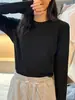 Camiseta base branca slim de manga longa para mulheres, adequada para primavera, outono e inverno, com um design básico que afina a cintura, top T-shirt de nicho e versátil