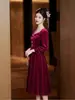 Vestido de Brindis Nupcial Borgoña Estilo Francés con un Toque de Lujo, Vestido de Compromiso Francés de Terciopelo Dorado, Vestido Petite para Homecoming