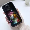Flor de Destello Mágico Cruce de Fronteras Esmeril Paso Ojo del Cielo Ranura Negra Adecuado para Funda Protectora de Teléfono Móvil Iphone15/16/17