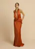 Elegante Vestido de Noite Liso com Gola Halter, Decote em V Profundo nas Costas, Design Pregueado e Saia Longa