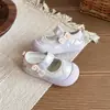 Sapatos de Couro Respiráveis para Crianças, Sapatos Macios com Solado para Bebês do Jardim de Infância, Sapatos Brancos Versáteis, Novo Estilo Primavera e Verão, Sapatos Individuais Rasos para Meninas