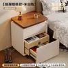 Mesa de cabeceira color block em madeira de nogueira com compartimentos ocultos, apresentando duas gavetas para armazenamento privado, um armário de cabeceira multifuncional para quartos de casa