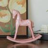 Cavalo de balanço de madeira rosa criativo de estilo europeu transfronteiriço Decoração para casa Sala de estar Quarto infantil Mesa Mesa Decoração de bar
