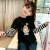 Camiseta listrada de manga comprida com retalhos de algodão puro para meninas, top estiloso de desenho animado para primavera e outono, adequado para crianças mais velhas