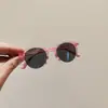 Gafas de Sol para Niños Estilo Nuevo Monturas Ovaladas Artísticas con Patrón Moda y Únicas Lentes Polarizadas Protección UV Tendencia