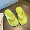 Chanclas de verano para mujer, nuevo estilo para parejas, sandalias outdoor de suela gruesa, pantuflas antideslizantes para hombre para uso en el baño