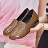Zapatos de mujer estampados de moda 2026 nuevos zapatos de otoño con punta redonda para madres mayores, zapatos de mujer retro cómodos de cuero suave con suela blanda