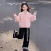 Novo Conjunto de Duas Peças Primavera e Outono para Meninas Médias e Grandes: Blusa com Laço e Bloqueio de Cores Xadrez, Calça Casual Versátil, Roupa da Moda