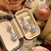 Pendientes de gota de agua exquisitos de lujo ligeros con incrustaciones explosivas de circonita transfronteriza Camellia que muestran temperamento, joyería de moda que combina con todo.