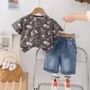 Conjunto de Verão Masculino Moderno de Manga Curta Nova Moda Estiloso para Criança Conjunto de Duas Peças com Estampa Completa de Cabeça de Cachorro Estilo Moderno
