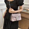Bolso de hombro de moda de verano 2024, bolso de viaje distintivo, bolso cruzado con cadena distintiva, bolso cuadrado pequeño informal.