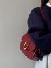 Bolso de hombro de alta gama para mujer, estilo coreano 2024, retro, color vino tinto, con hebilla de herradura, portátil, bandolera de hombro para mujer