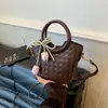 Bolso tipo cubo tejido para mujer, nuevo bolso cesta tote de moda para ir al trabajo, versión coreana diseño simple bolso de hombro cruzado