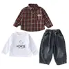 Traje Nuevo para Niños 2026, Elegante Conjunto de Primavera y Otoño, Moderno Conjunto de Tres Piezas a Cuadros con Logo de Osito para Bebés Niños Venta al por Mayor