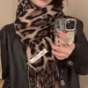 Bufanda con borlas de leopardo retro, estilo Spice Girl, estilo dulce y fresco de Niche Design para mujer, chal grueso de otoño e invierno de 2024.