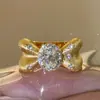 Libro rojo pequeño explosiones anillo de huevo de paloma cepillado 2025 nuevo anillo de oro antiguo con lazo microincrustado primera generación de cabello