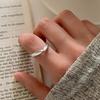 Anillo de línea geométrica para mujer, estilo minimalista y sobrio, anillo único de extremo abierto, diseño de nicho, anillo moderno para el dedo índice.