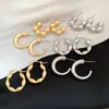 Brincos de Metal Prateado em Forma de C Estilo Minimalista Europeu e Americano Moda Simples Brincos de Tarraxa High-End Brincos Únicos de Nicho Venda por Atacado