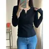 Camisa básica lisa de algodão 95% com decote V simples e mangas compridas para mulheres, adequada para primavera e outono, top T-shirt interno elegante e versátil, com corte justo