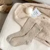 Meias Femininas Zhuji com Fio de Padrão Diamante, Meias de Lã Embossadas Atacado, Meias Femininas Espessas Quentes Doces de Cano Médio Outono e Inverno