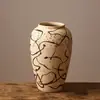 Conjunto de três vasos de cerâmica grosseira pintados à mão com contornos dourados, estilo Wabi-Sabi, recipiente de cerâmica vintage para flores, adequado para exibição na sala de estar ou arranjos florais em apartamentos decorados.
