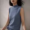 Chaleco de punto liso de cuello medio alto estilo coreano 2026 para mujer, plisado, corte ajustado, adecuado para usar en capas o como top, sin mangas