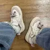 Zapatos de pan de nicho de alto valor originales para mujer 2024 nuevos súper populares versión coreana de zapatos de patineta versátiles de suela gruesa zapatos blancos para mujer