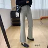 Esses jeans são projetados para fazer suas pernas parecerem mais longas! Eles apresentam elasticidade em quatro direções, cintura alta, corte justo e perna levemente flare, tornando-os perfeitos para o outono.. Eles também têm um efeito de levantar o bumbum
