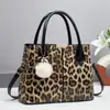 Bolsa Transversal Portátil Transfronteiriça, Bolsa de Ombro Estampada de Leopardo, Bolsa Feminina Moderna, Casual e Estilosa, Bolsa de Média Capacidade para Mães de Meia-Idade