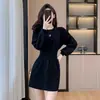Elegante vestidinho preto combinado com um casaco, apresentando um vestido de malha preto para mulheres, perfeito para o outono e inverno, e projetado para criar um efeito emagrecedor para silhuetas baixinhas.