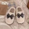 Nueva Colección Otoño/Invierno 2026: Pantufla de Color Maillard con Lazo 3D, Pantuflas Caseras para Mujer Transfronterizas, Pantuflas Peludas de una Tira
