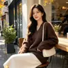 Nuevo suéter de punto de lana con forro polar para otoño e invierno para mujer, con cuello en V, corte holgado y un estilo relajado y moderno en colores lisos