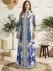 Vestido estilo bata para mujer con estampado posicionado de porcelana azul y blanca, Hecho a medida de fábrica con pliegues de acordeón