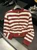 Suéter Cardigan de Tricô Feminino Estilo Coreano 2026, design curto casual listrado vermelho, top moderno de alta qualidade