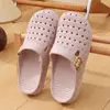 Novas Pantufas de Verão 2026 com Biqueira Fechada para Uso em Casa e ao Ar Livre, Antiderrapantes, Vazadas, Respiráveis com Solado Macio que Dá a Sensação de Pisar em Merda