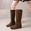Novas botas de equitação femininas da moda para o outono, versáteis, estilo coreano retrô e estiloso, botas de cano médio 2026 com fivela de cinto, efeito emagrecedor