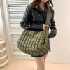 Bolsa Plissada Nuvem Xadrez Mais Vendida Transfronteiriça Feminina Transversal Bolsa Jaqueta de Penas Inverno Deslocamento Bolsa de Braço Axila