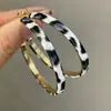 Brincos de argola de couro com estampa de leopardo colorida, design minimalista, brincos requintados de alta qualidade