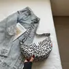 Bolsa de Lona com Estampa de Leopardo Coreana para Mulheres 2025 Nova Moda Simples Bolsa de Ombro Moda Outono Versátil para o Dia a Dia Bolsa Transversal Bolinho