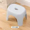 Mesa de Centro para Sala de Estar Doméstica Tendência Banquinho Pequeno de Plástico para Crianças Banco para Banho Cadeira Empilhável Banheiro Banco Baixo para Trocar Sapatos